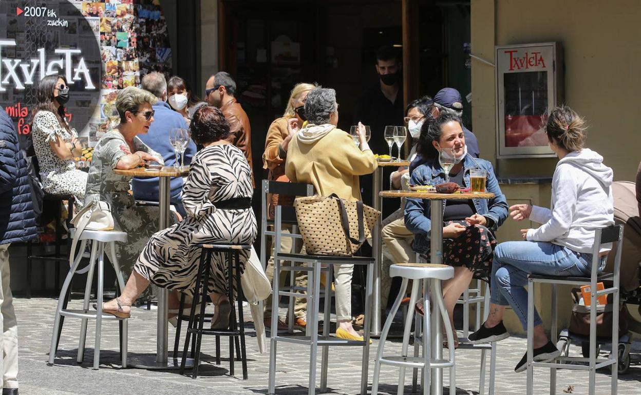 Una terraza llena de gente en San Sebastián. 