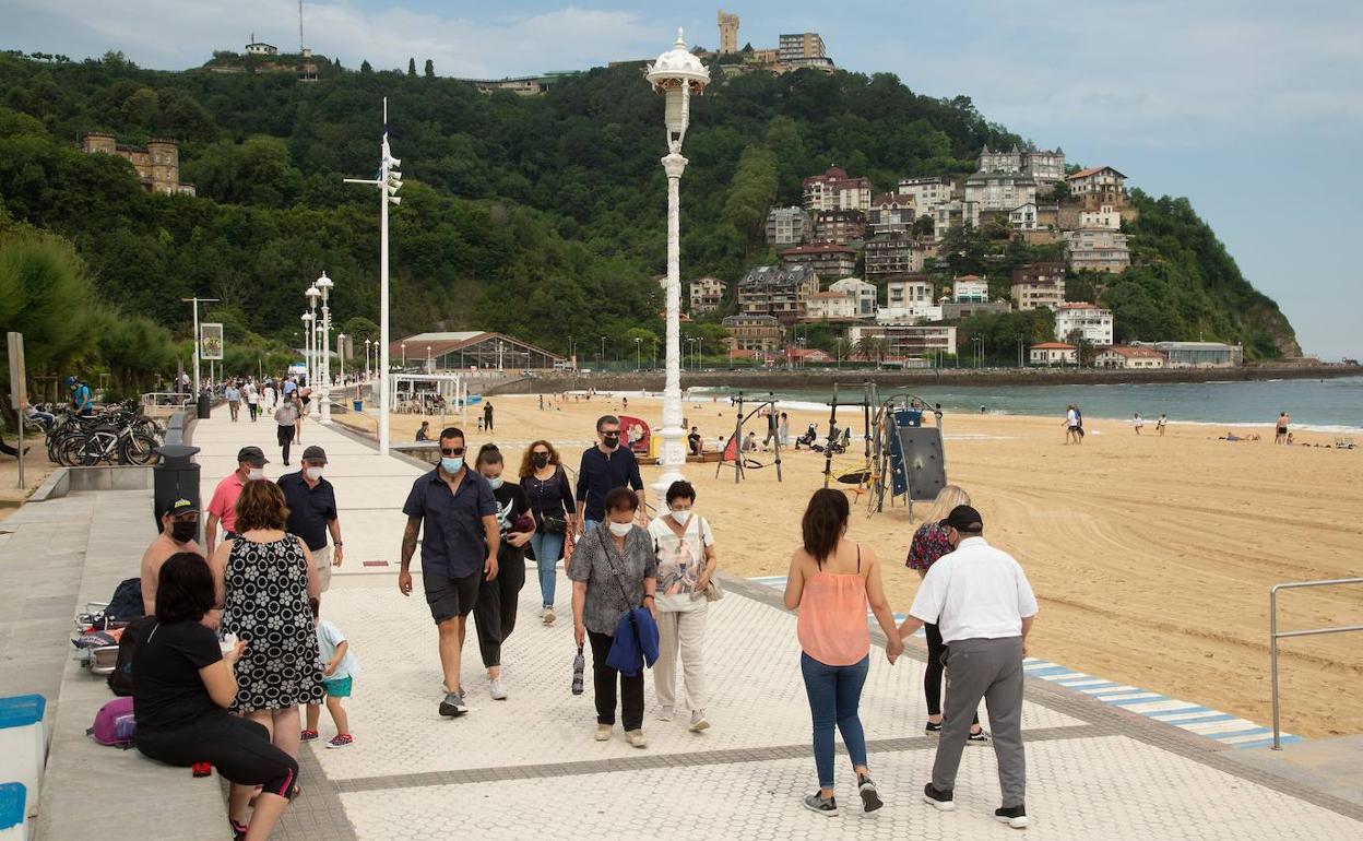 Ciudadanos paseando por Ondarreta este sábado.