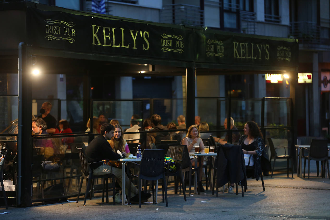 La primera noche en San Sebastián con horario hasta las 2.00 en los bares animó cenas en terrazas o en el interior de los bares con clientes concienciados con las normas, pero sin la necesidad de andar pendientes del reloj