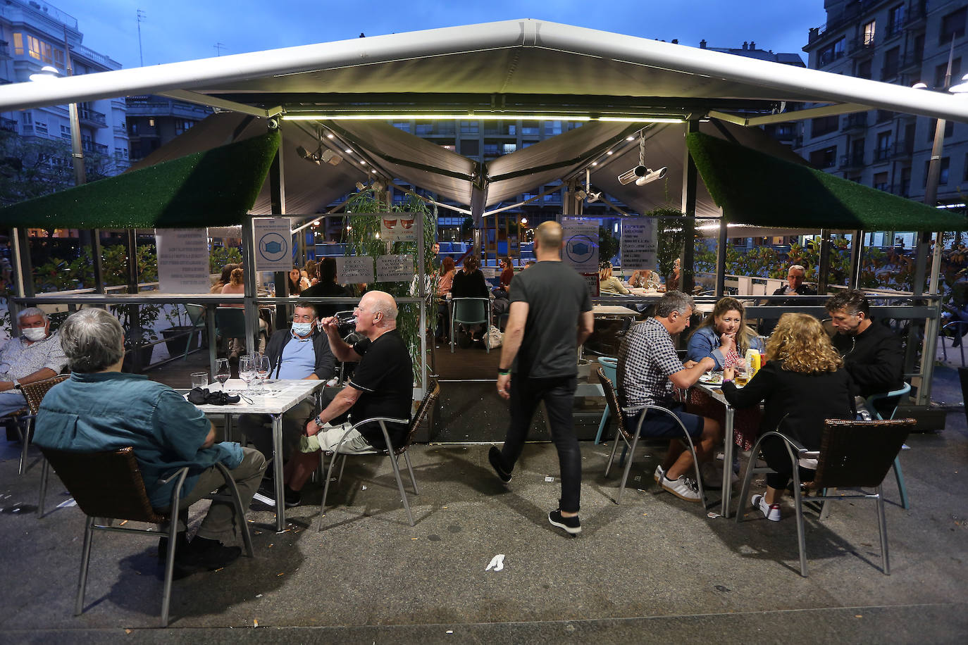 La primera noche en San Sebastián con horario hasta las 2.00 en los bares animó cenas en terrazas o en el interior de los bares con clientes concienciados con las normas, pero sin la necesidad de andar pendientes del reloj