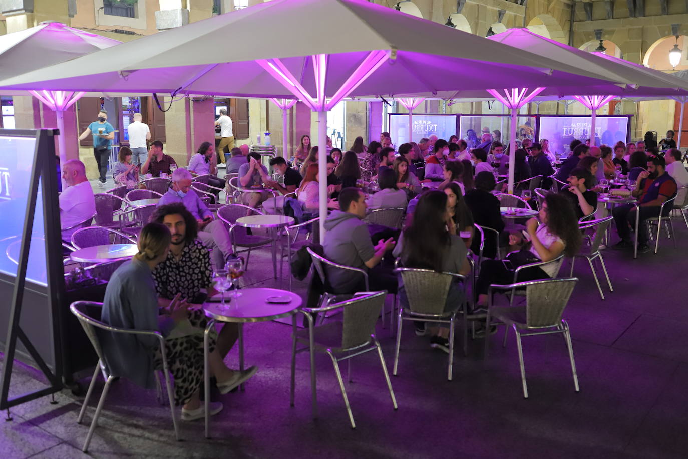 La primera noche en San Sebastián con horario hasta las 2.00 en los bares animó cenas en terrazas o en el interior de los bares con clientes concienciados con las normas, pero sin la necesidad de andar pendientes del reloj
