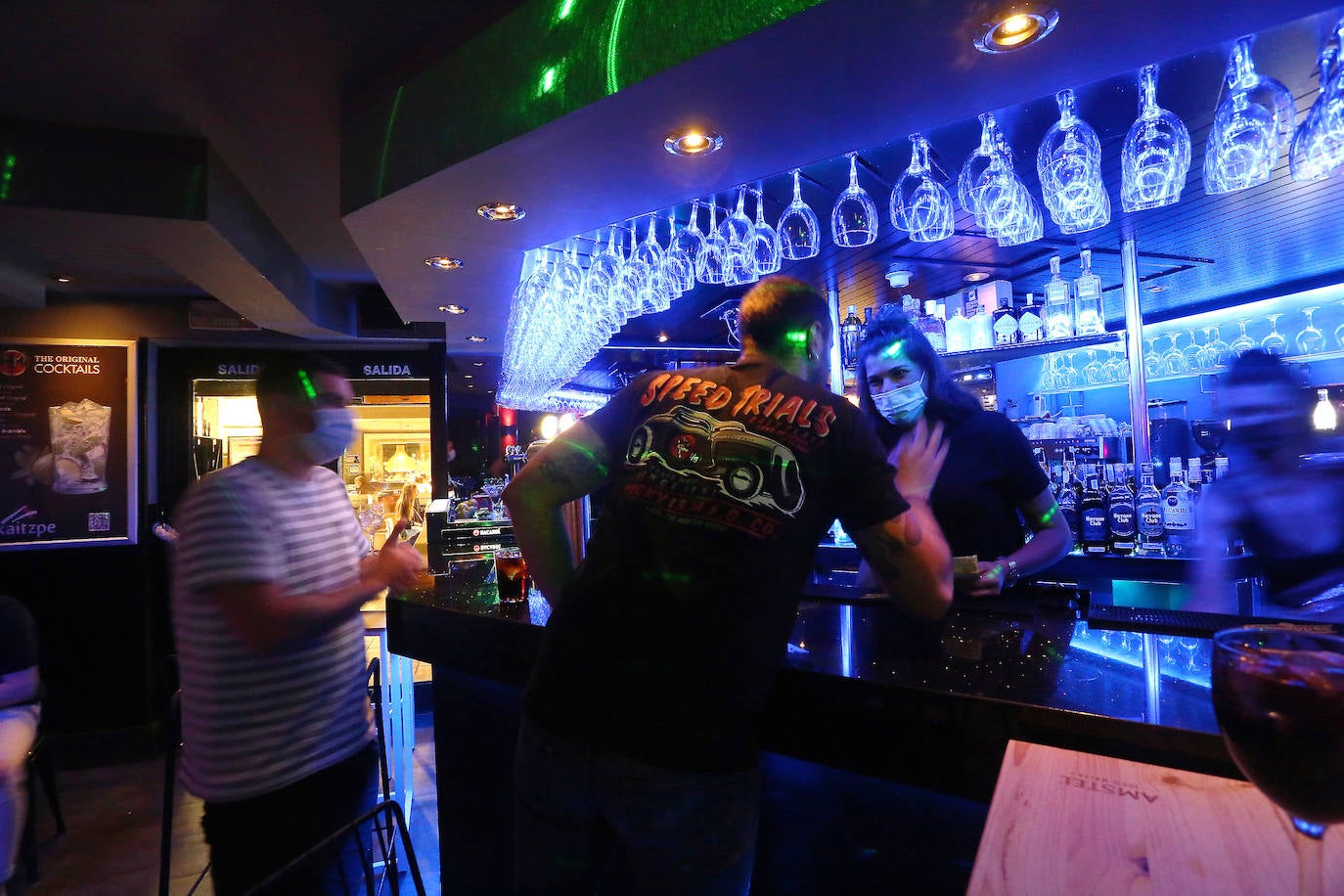 La primera noche en San Sebastián con horario hasta las 2.00 en los bares animó cenas en terrazas o en el interior de los bares con clientes concienciados con las normas, pero sin la necesidad de andar pendientes del reloj