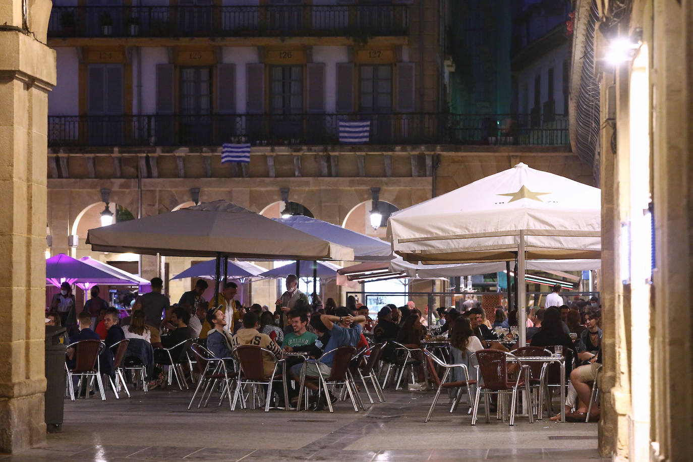 La primera noche en San Sebastián con horario hasta las 2.00 en los bares animó cenas en terrazas o en el interior de los bares con clientes concienciados con las normas, pero sin la necesidad de andar pendientes del reloj