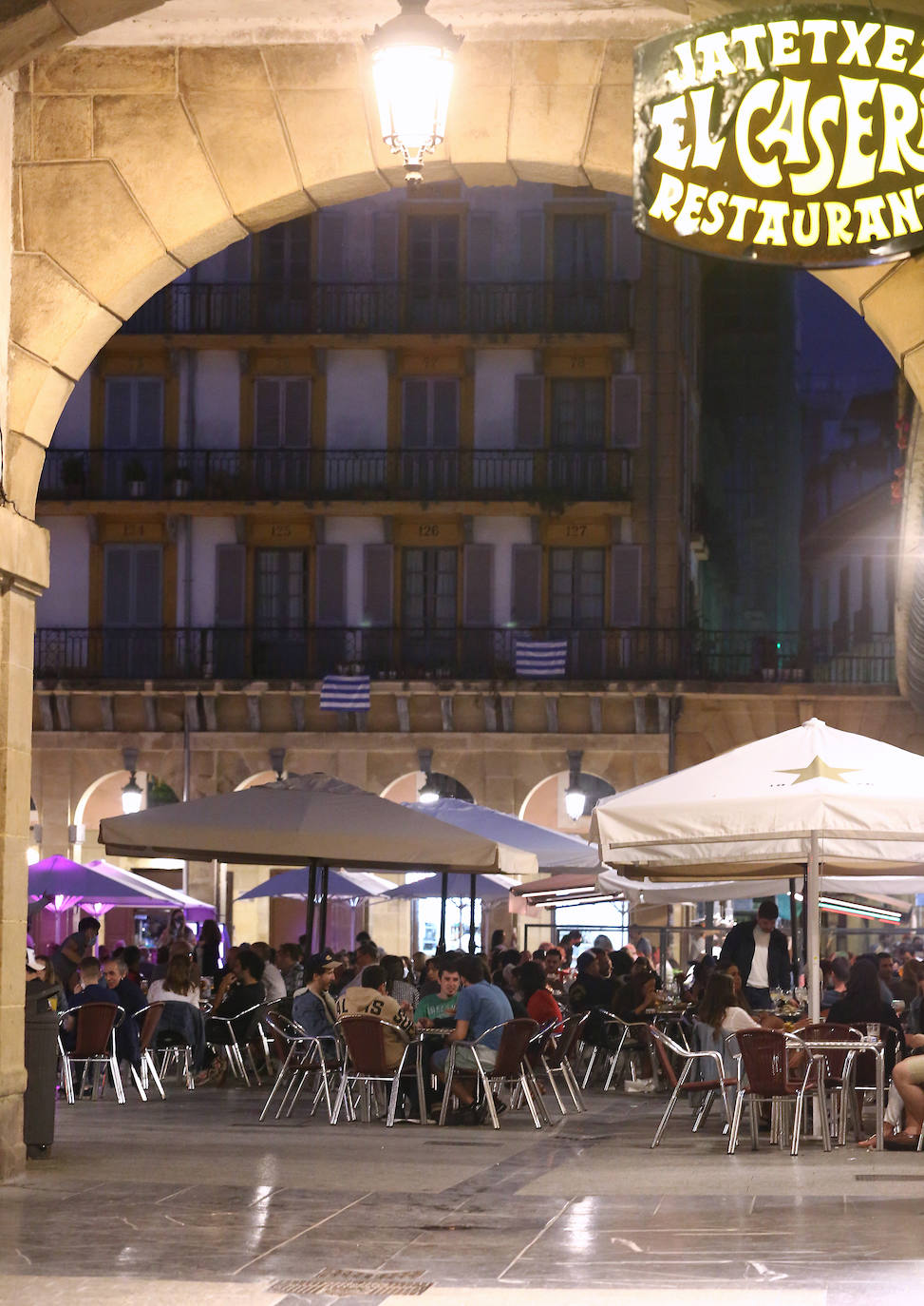 La primera noche en San Sebastián con horario hasta las 2.00 en los bares animó cenas en terrazas o en el interior de los bares con clientes concienciados con las normas, pero sin la necesidad de andar pendientes del reloj