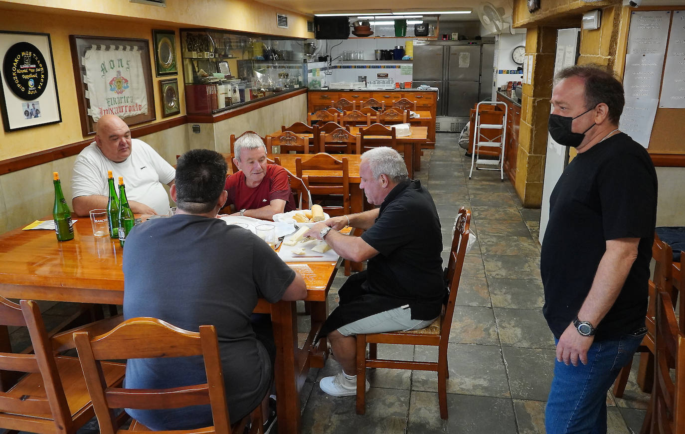 La primera noche en San Sebastián con horario hasta las 2.00 en los bares animó cenas en terrazas o en el interior de los bares con clientes concienciados con las normas, pero sin la necesidad de andar pendientes del reloj