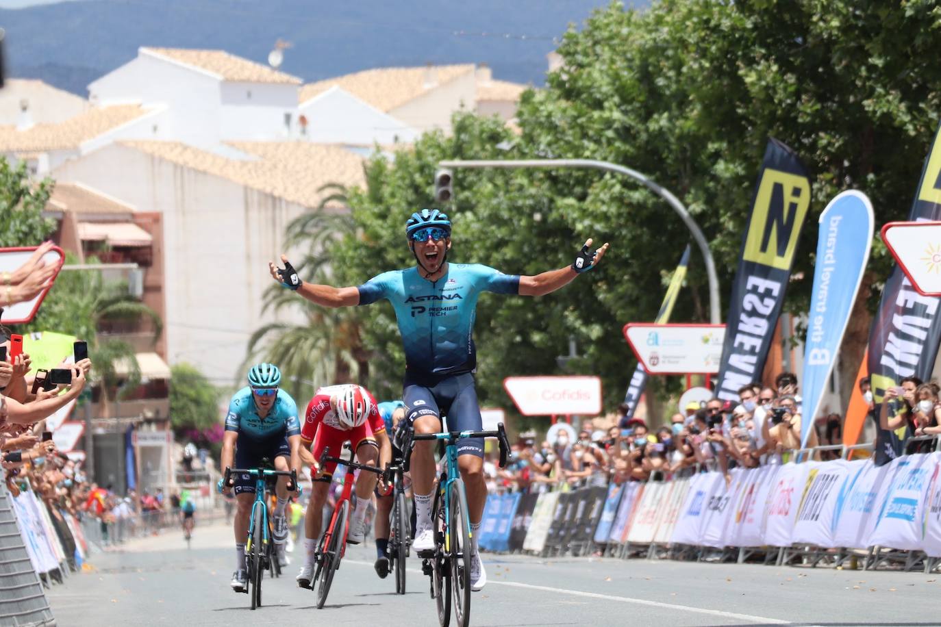 Alex Aranburu, en segundo plano, ha sido tercero en el Campeonato en línea