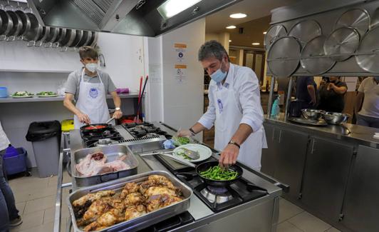 En la cocina de la sociedad Euskal Billera, este sábado por la noche.
