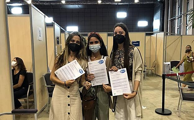 Las donostiarras Elsa, Paula y Gala, de 20 años, «emocionadas», tras vacunarse el viernes en Biarritz.