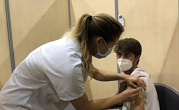 Javi recibe la primera dosis de Pfizer en una de las 19 cabinas de Biarritz. 
