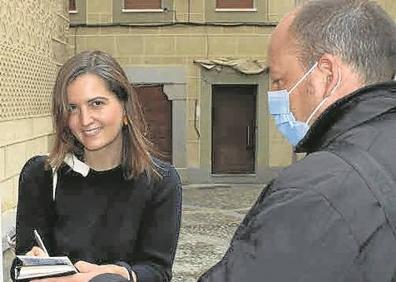 Imagen secundaria 1 - Luisa Etxenike ha incluido en varios de sus libros el terrorismo de ETA. Gabriela Ybarra, autora de 'El comensal',firma un autógrafo. Mariasun Landa es una de las escritoras pioneras en abordar el tema de la violencia en Euskadi.