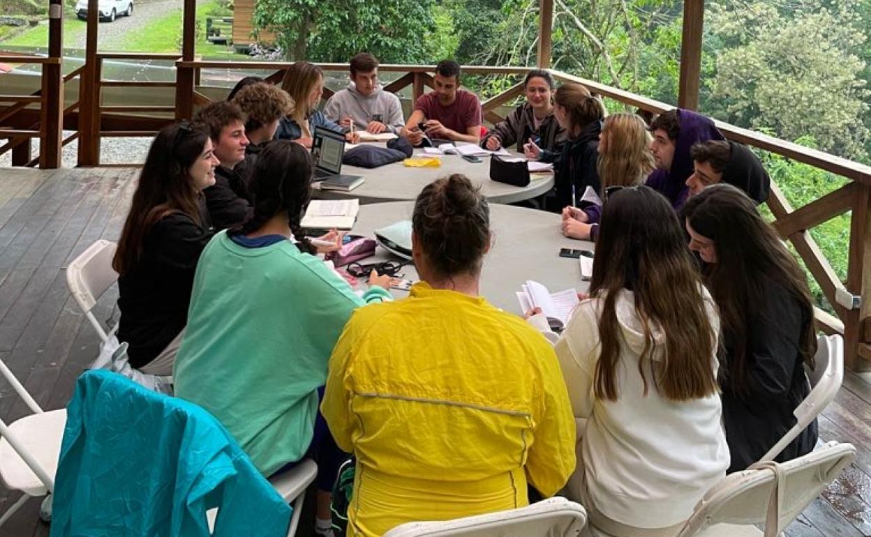 Un grupo de estudiantes del grado Leinn trabaja en equipo en Costa Rica. 