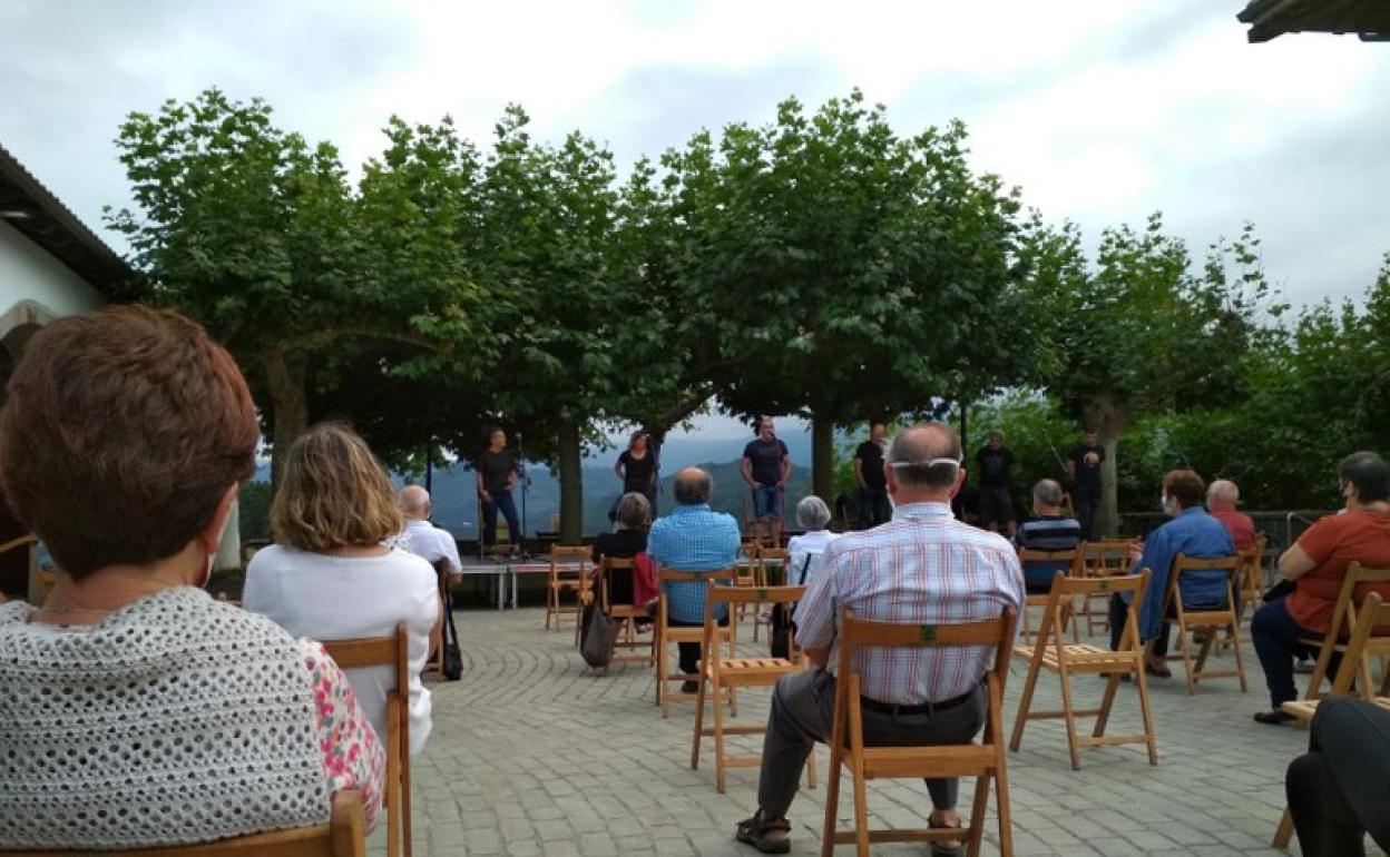 Pandemia garaiko bertso saioa, entzuleen eta bertsolarien arteko distantzia zainduta. 