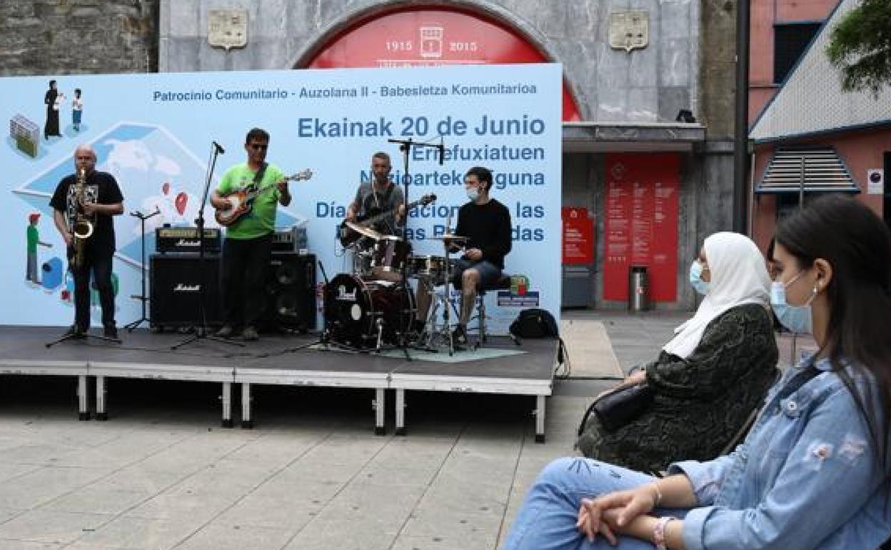 Un grupo musical amenizó el acto celebrado en Bilbao.