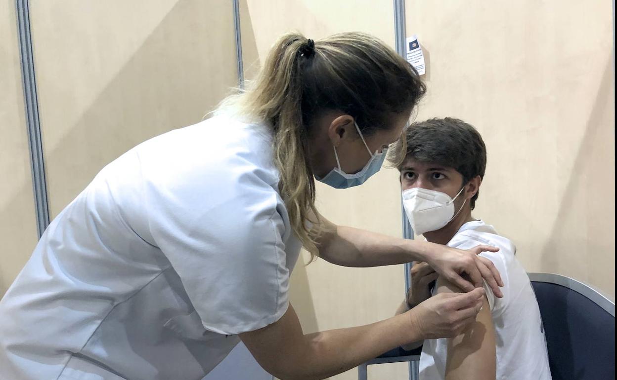 Uno de los jóvenes que se ha vacunado en Biarritz.