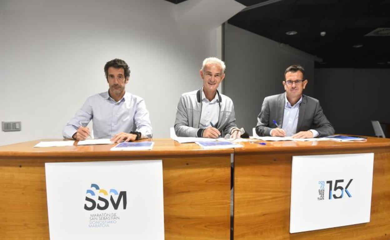 Cristian Llorens, Ramón Goikoetxea e Iñigo Olaizola, con los nuevos logos de las pruebas en la firma del acuerdo en la Kirol Etxea de Donostia. 