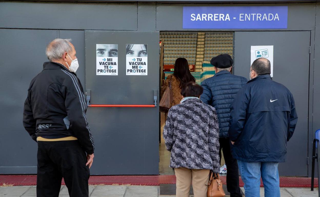 Varias personas entran en Illunbe para recibir una dosis. 