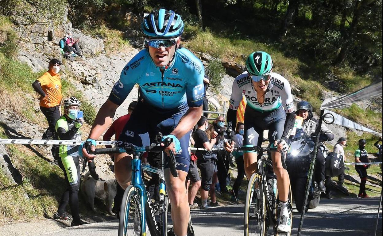 Ion Izagirre tira de Buchmann en la ascensión a Ermualde durante la Itzulia.