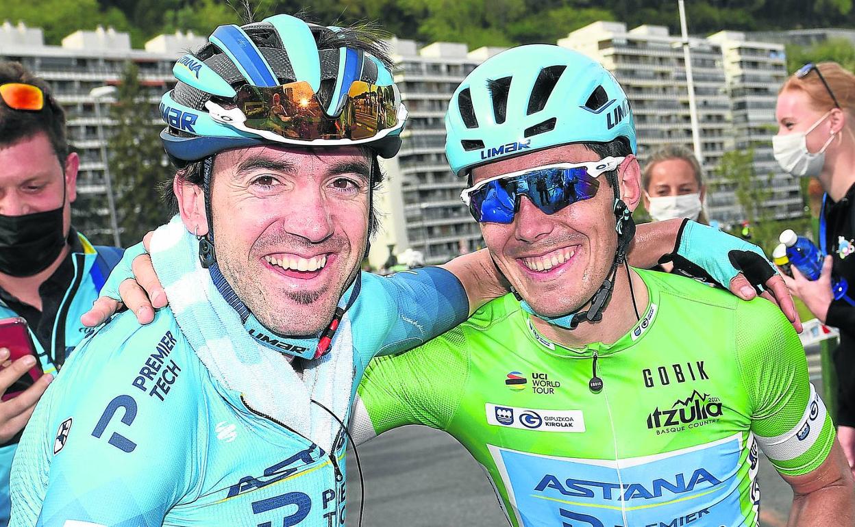 Ion Izagirre y Alex Aranburu se felicitan tras la victoria del ormaiztegiarra en la etapa de Hondarribia de la Itzulia.
