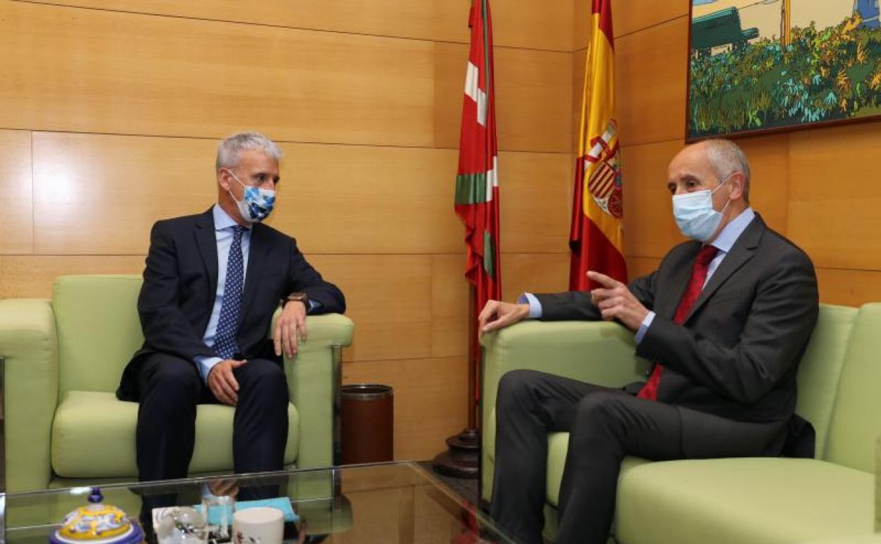 Iñaki Subijana y Josu Erkoreka se han reunido este miércoles en el Palacio de Justicia de Bilbao.