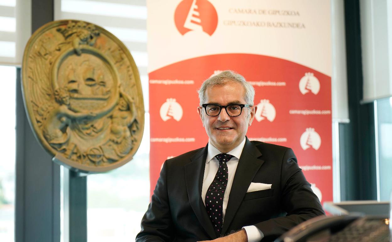 El embajador de Turquía, Burak Akçapar, en la Cámara de Gipuzkoa. 