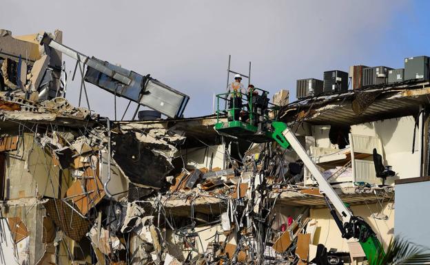 Personal de búsqueda y rescate trabaja entre las ruinas del edificio de doce plantas que se desplomó en Miami, Florida. 