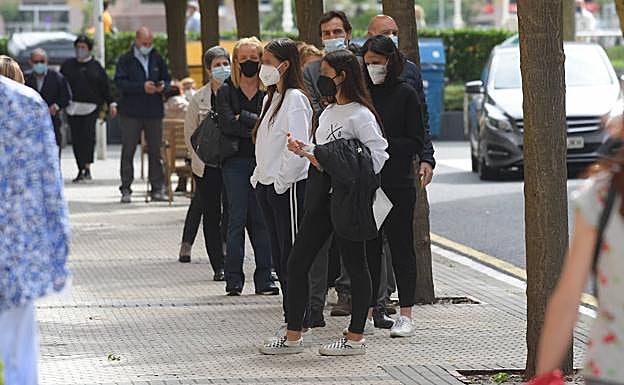 El macrobrote de Mallorca deja ya 49 contagios y centenares de personas en alerta en Gipuzkoa