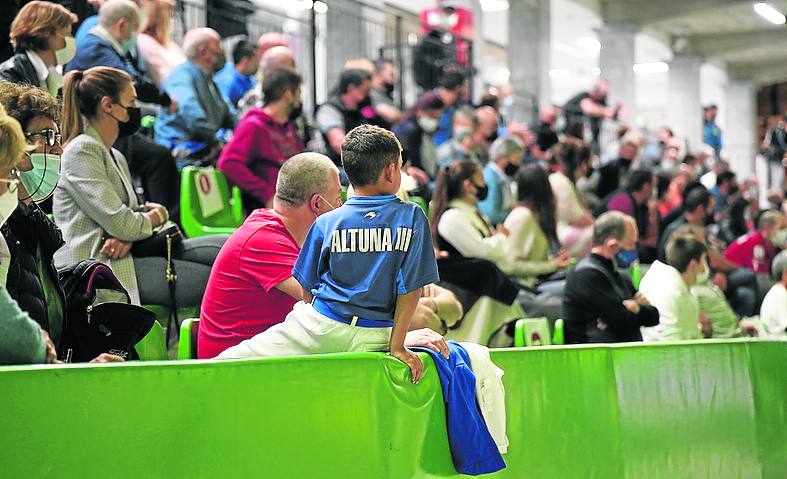 Alrededor de 170 pelotazales acudieron anoche al Larrunarri. 