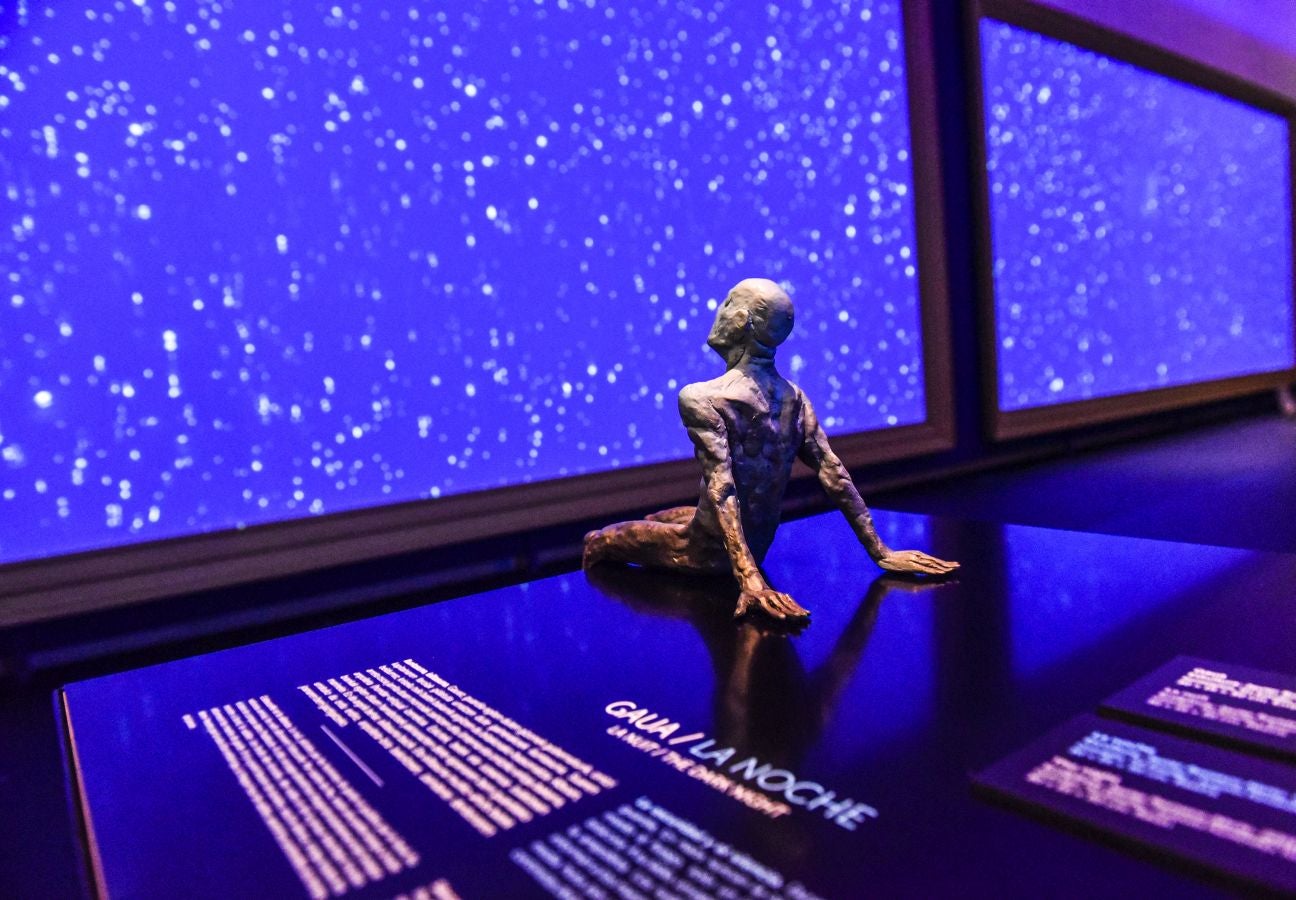 El museo donostiarra acoge una magna exposición sobre la primera vuelta al mundo que reúne audiovisuales y documentos de época, en un homenaje al espíritu aventurero y explorador del ser humano