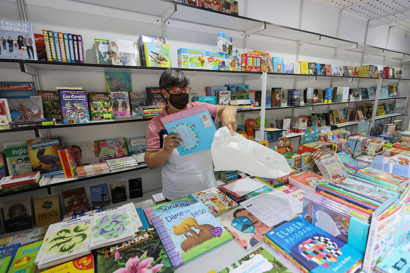 Fotos: La Feria del Libro abre puestos y actividades
