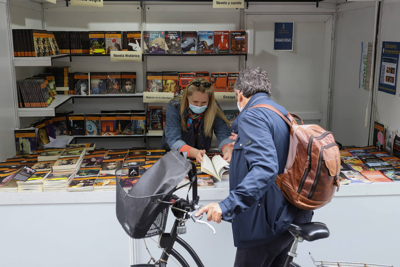 Fotos: La Feria del Libro abre puestos y actividades
