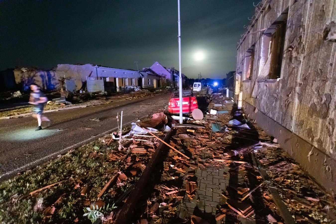 Fotos: Un tornado deja tres muertos y arrasa casas en República Checa