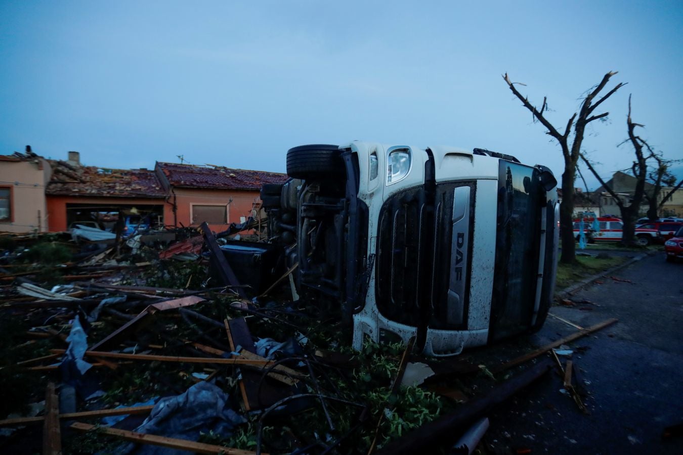 Fotos: Un tornado deja tres muertos y arrasa casas en República Checa