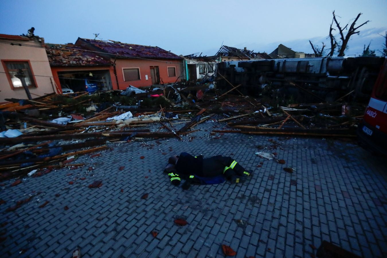 Fotos: Un tornado deja tres muertos y arrasa casas en República Checa