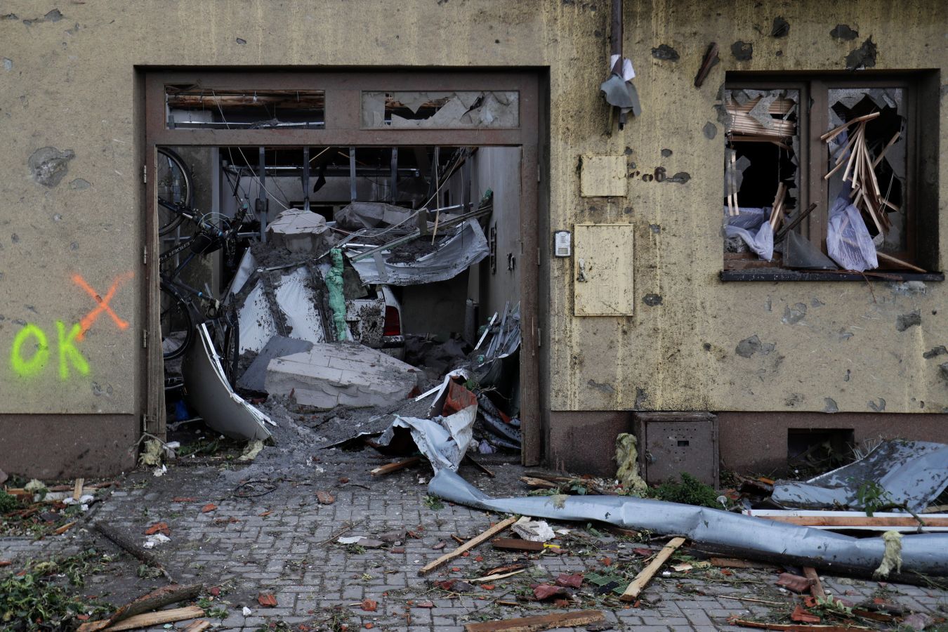 Fotos: Un tornado deja tres muertos y arrasa casas en República Checa