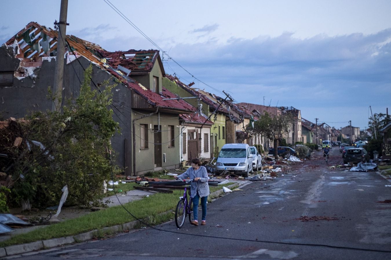 Fotos: Un tornado deja tres muertos y arrasa casas en República Checa
