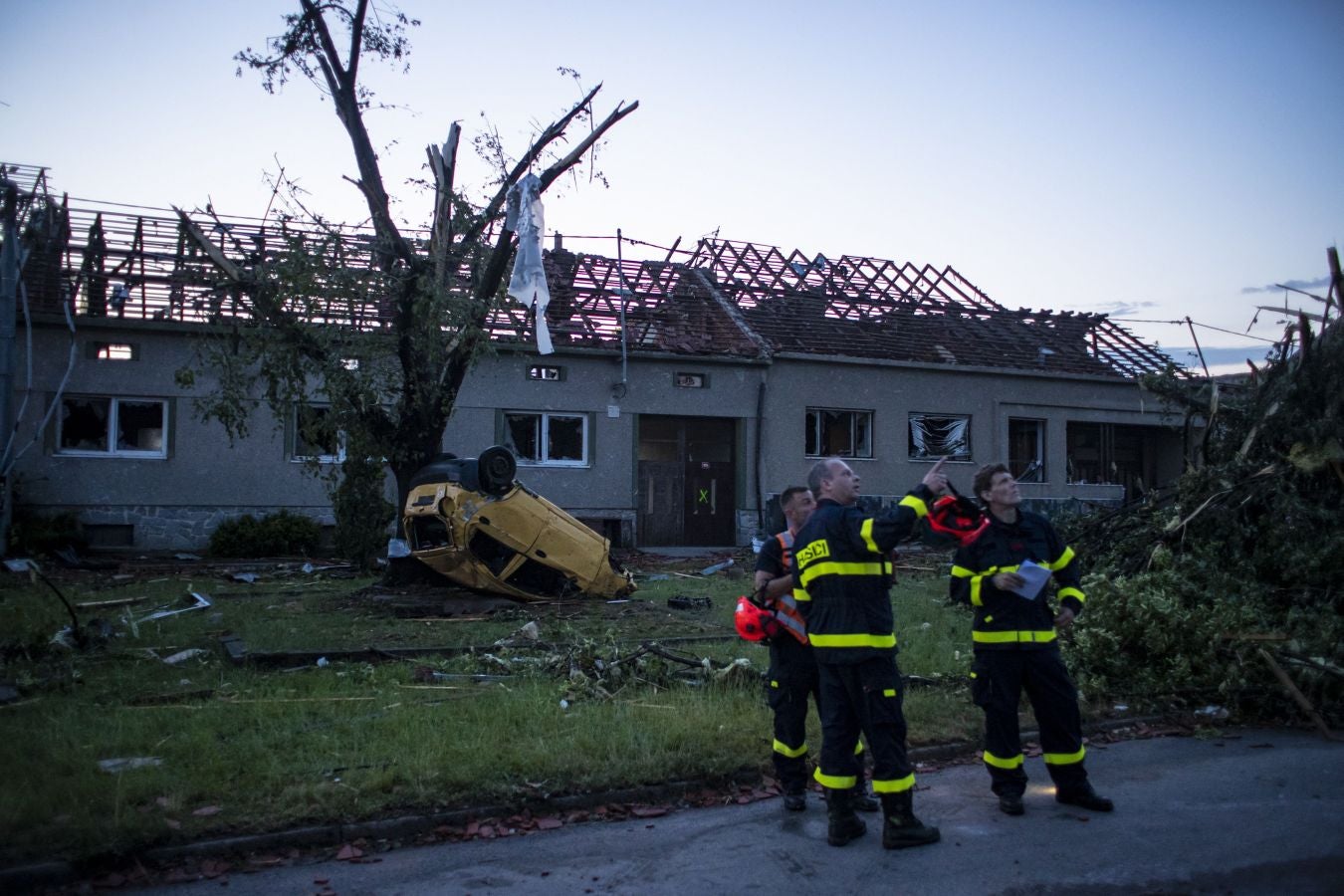 Fotos: Un tornado deja tres muertos y arrasa casas en República Checa