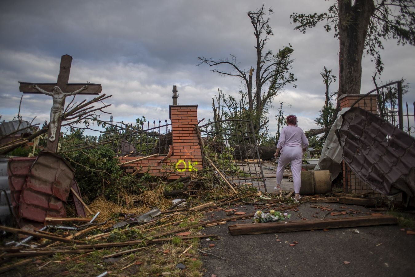 Fotos: Un tornado deja tres muertos y arrasa casas en República Checa