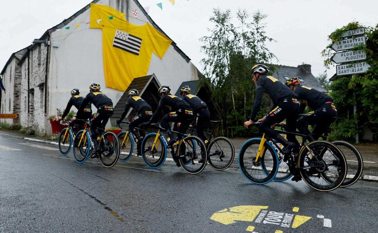 Los corredores del Jumbo, en el entrenamiento de ayer en los alrededores de Brest. 