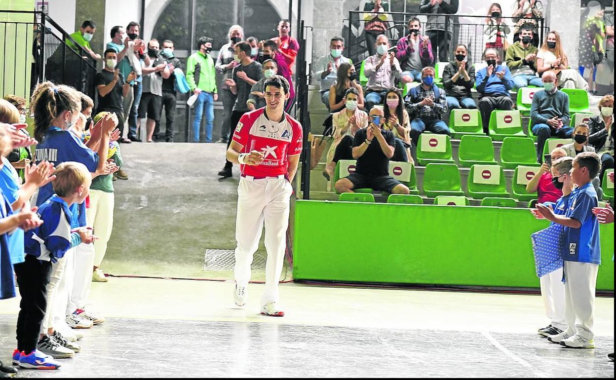 Niños y niñas del Zazpi Iturri hicieron un pasillo a Jokin Altuna en su salida a la cancha del frontón de Amezketa. 