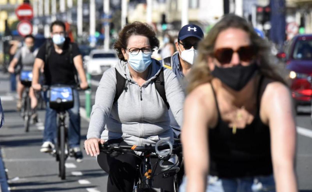 Gente con mascarilla por las calles de Donostia. 