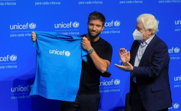 Pablo Alborán, con su camiseta de embajador de Unicef y el presidente de la organización en españa Gustavo Suárez Pertierra.