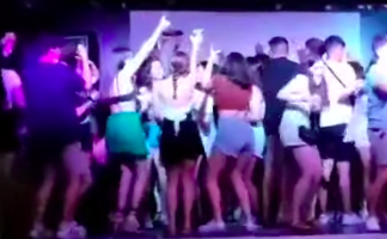 Imagen capturada de un vídeo que muestra a decenas de jóvenes de fiesta en un hotel, sin distancias ni mascarilla. 