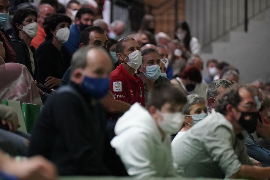 Fotos: Vuelve el público a los frontones