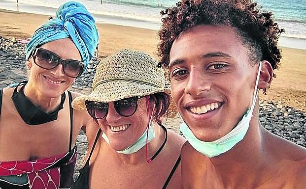 Karmele, en el centro, posa con su hija Ainara y su nieto Johanes 