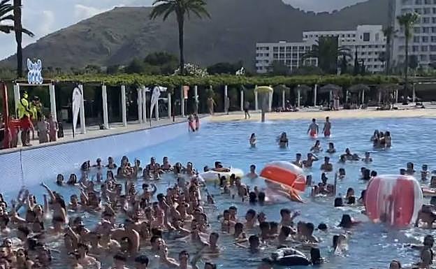 Decenas de jóvenes arremolinados en una piscina, en una imagen publicada por la empresa organizadora en redes sociales. 