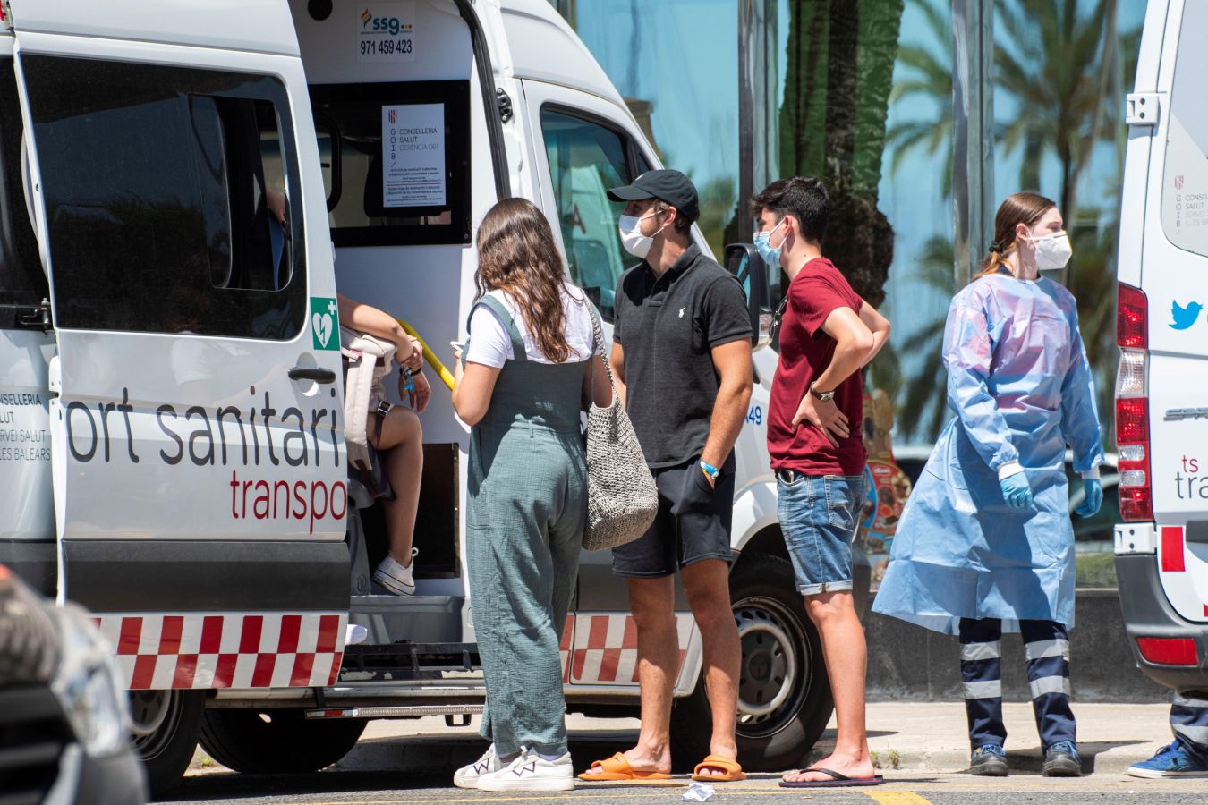 Imagen. Traslado de hotel de los jóvenes aislados en Mallorca.