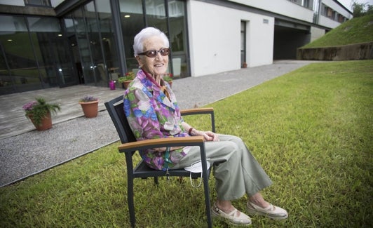 Bernardina, ya sin mascarilla en el jardin de Cáser Betharram. 