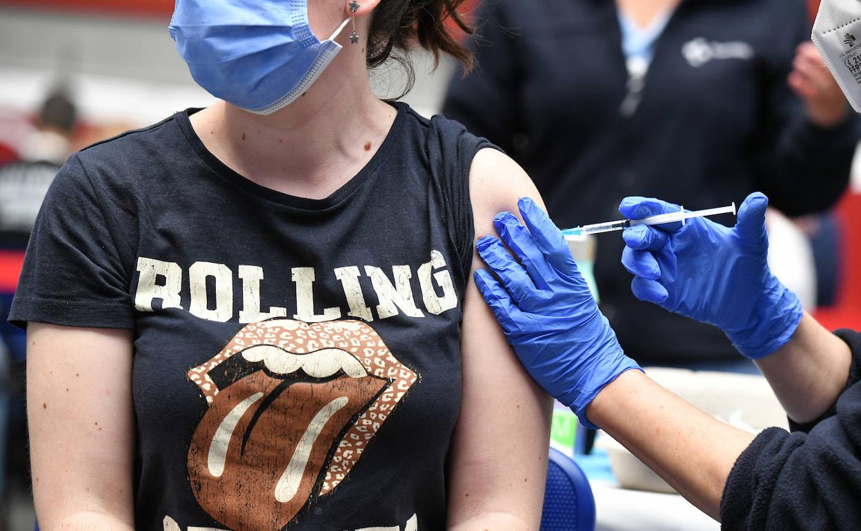 Una mujer recibe la segunda dosis de AstraZeneca en el coso de Illunbe. 