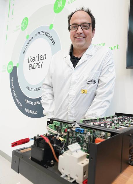 Imagen - Villarreal en uno de los laboratorios de Ikerlan Energy, en Hernani. / Lobo Altuna