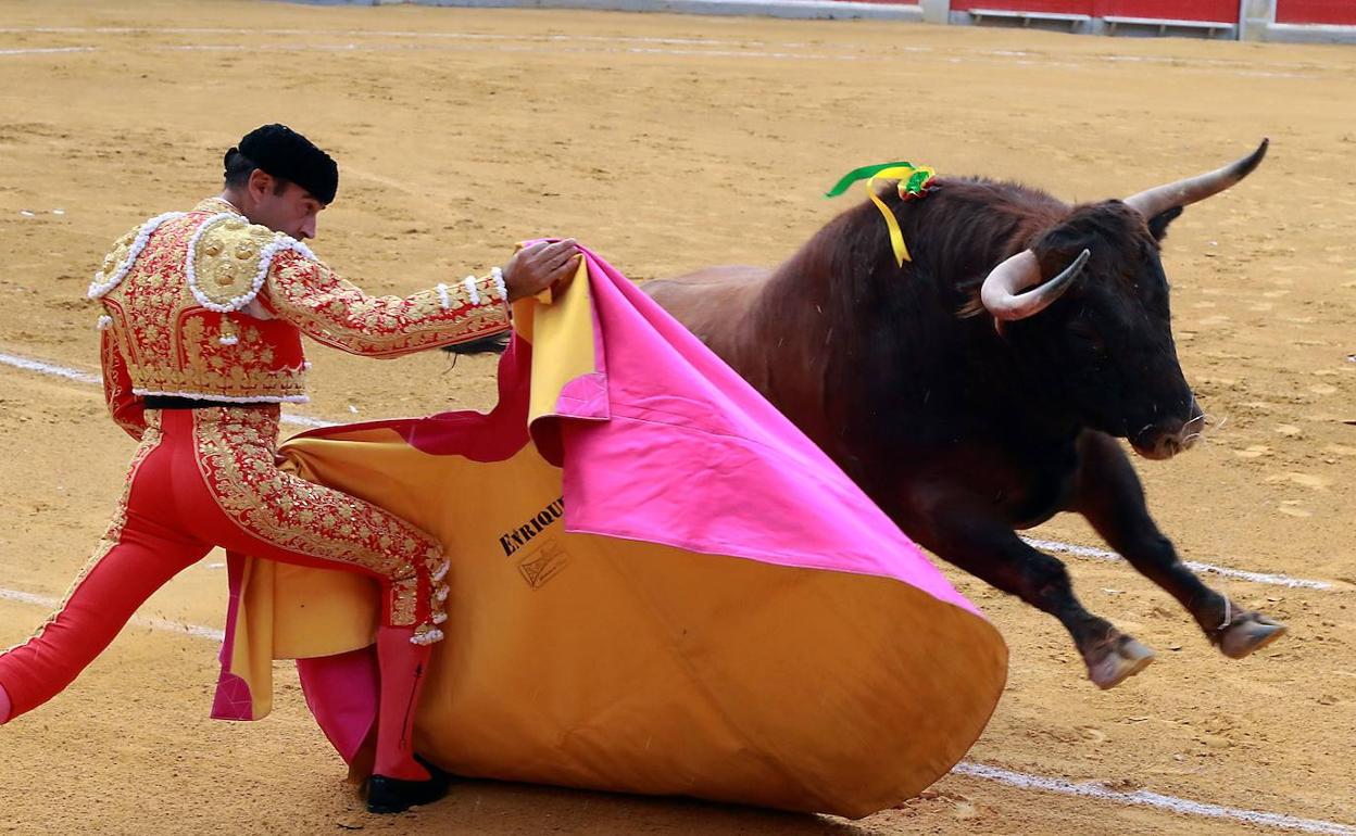 Toreo de Enrique Ponce en la feria taurina de Granada hace una semana